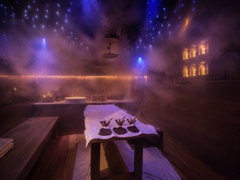 Sala vapore del percorso SPA con lettino, luci soffuse e atmosfera immersiva