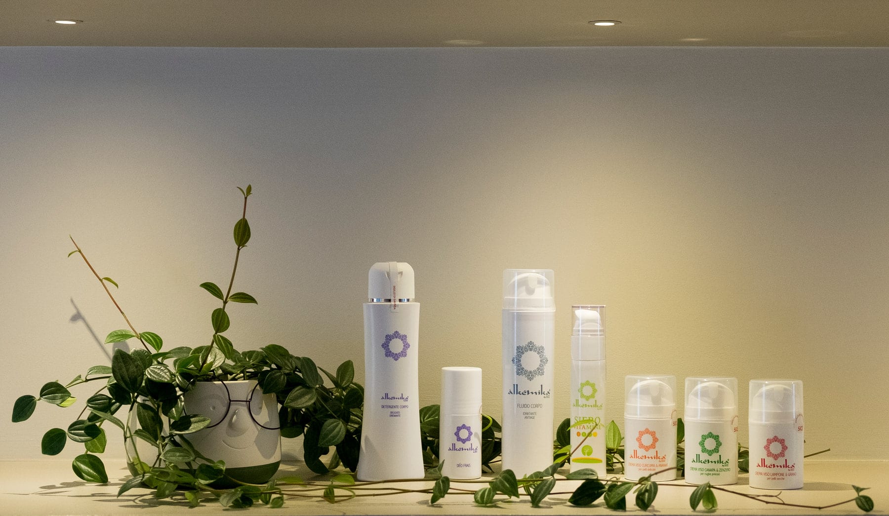 Linea di prodotti cosmetici Alkemilla esposti su mensola