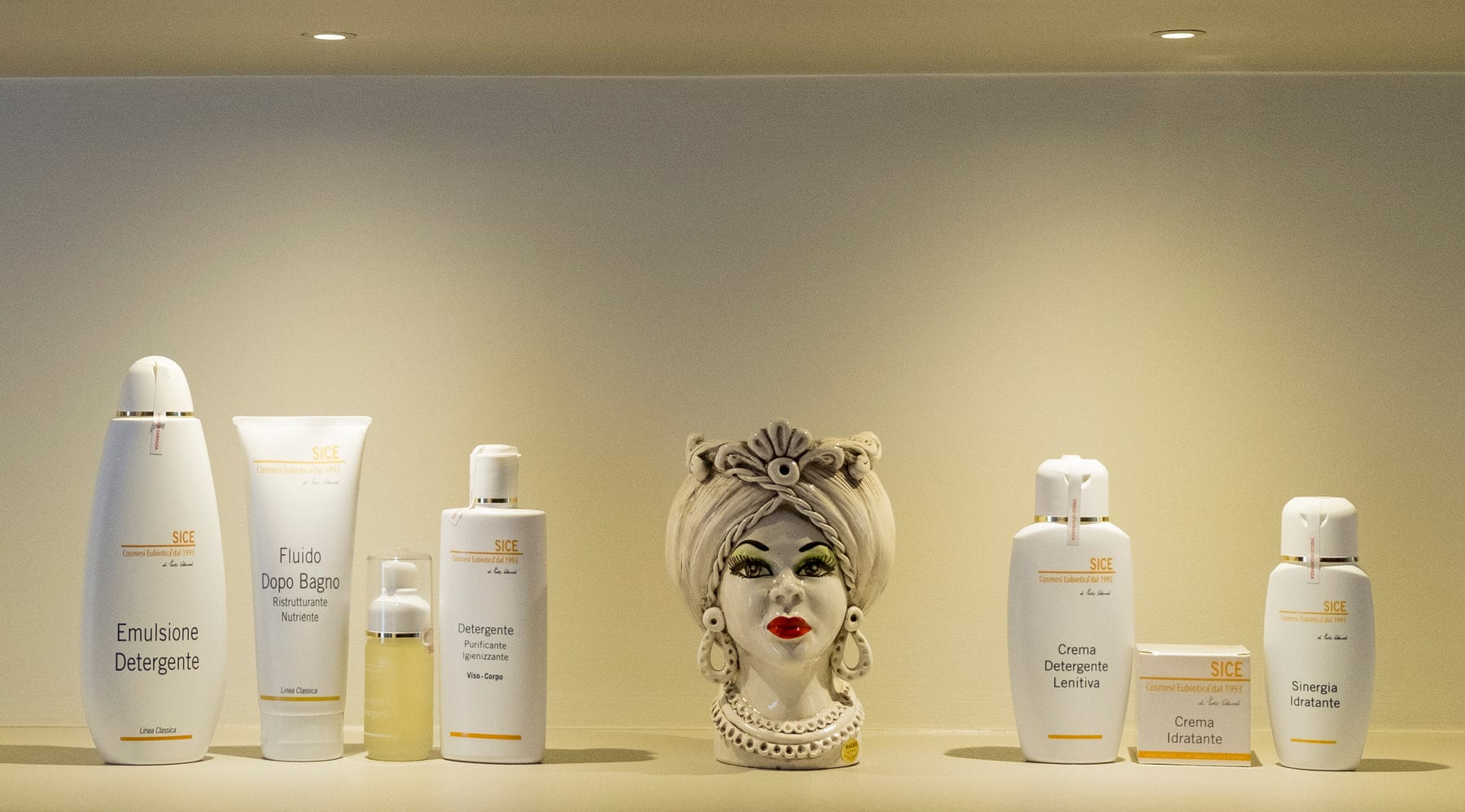 Prodotti SICE Cosmesi Eubiotica disposti su mensola